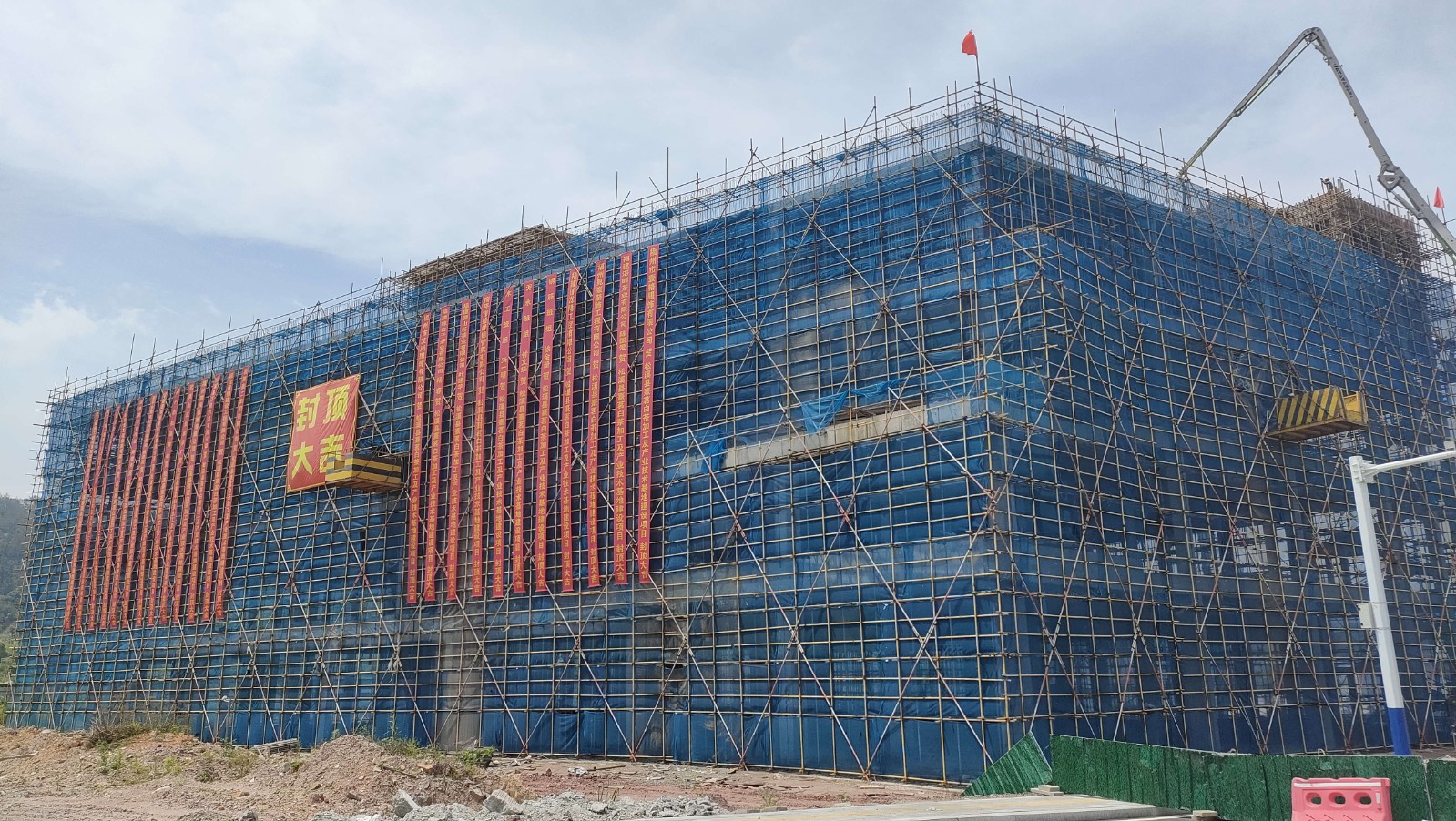 易順建工集團有限公司承建的熹茗白茶加工及產業(yè)技術基地建設項目一期工程順利封頂!