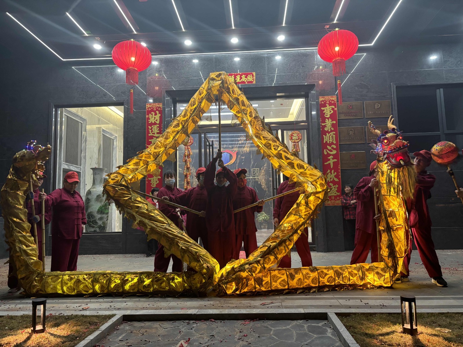 龍舞翩翩，瑞氣盈門！